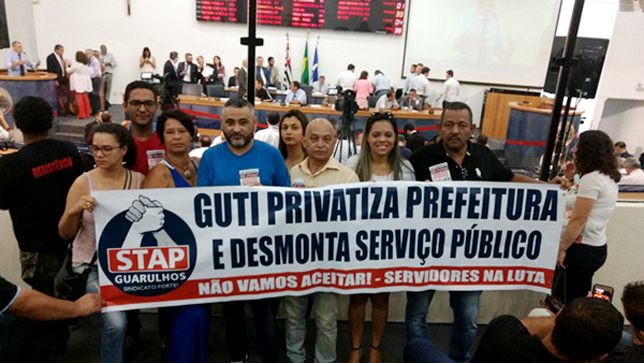 GUARULHOS – Servidores se mobilizam contra  retirada de direitos e ocupam a Câmara Municipal