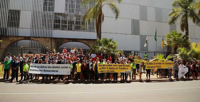 Contra desmonte da Justiça do Trabalho, servidores ocupam as ruas pelo Brasil