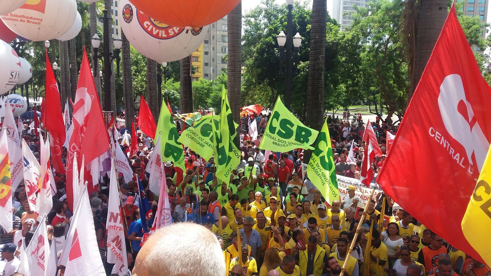 Centrais sindicais reúnem mais de 10 mil na Praça da Sé em protesto contra a proposta de reforma da Previdência