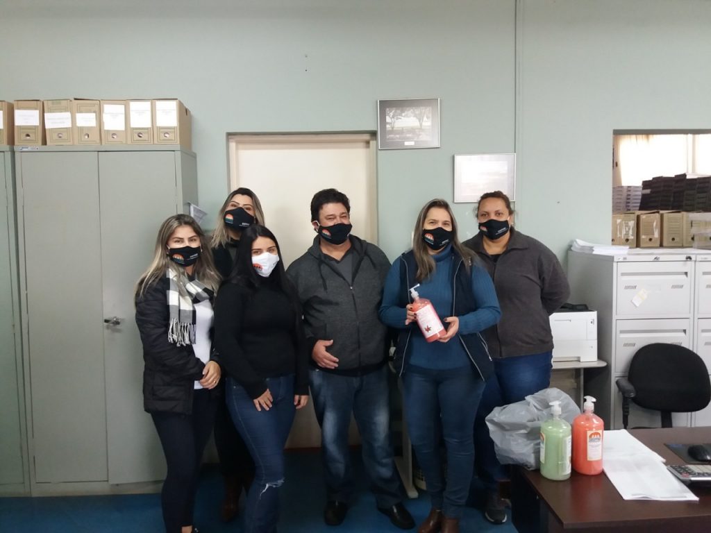 O SISPPAR fornece máscaras e sabonete aos associados em vários setores da prefeitura de Paranapanema