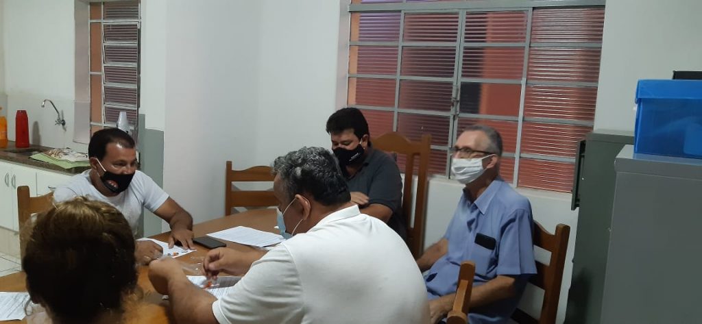 O SISPPAR fornece máscaras e sabonete aos associados em vários setores da prefeitura de Paranapanema
